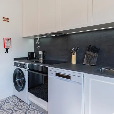 Stunning 3bdr Flat With Balcony & Ac By Lovelystay
