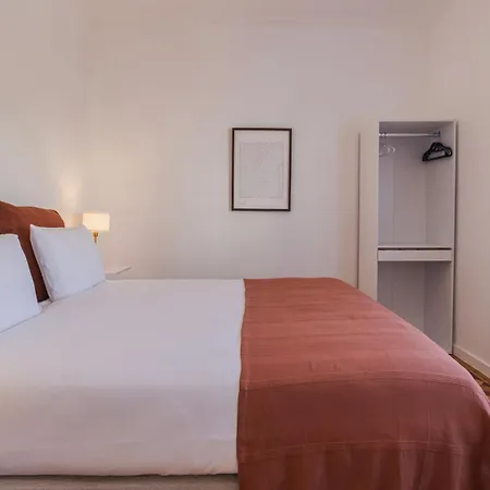Апартаменты Stunning 3bdr Flat With Balcony & Ac By Lovelystay