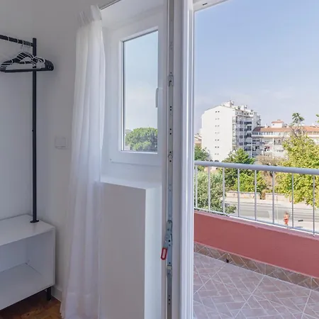 Stunning 3bdr Flat With Balcony & Ac By Lovelystay Кашкайш