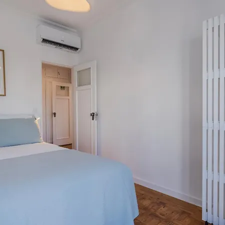 Апартаменты Stunning 3bdr Flat With Balcony & Ac By Lovelystay Кашкайш