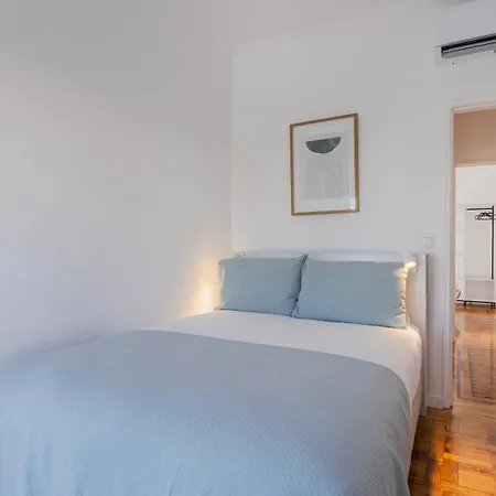 Stunning 3bdr Flat With Balcony & Ac By Lovelystay *