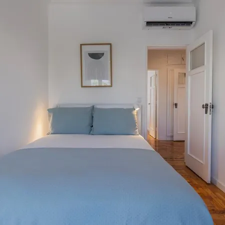 Апартаменты Stunning 3bdr Flat With Balcony & Ac By Lovelystay
