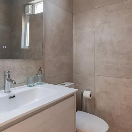 Апартаменты Stunning 3bdr Flat With Balcony & Ac By Lovelystay Кашкайш