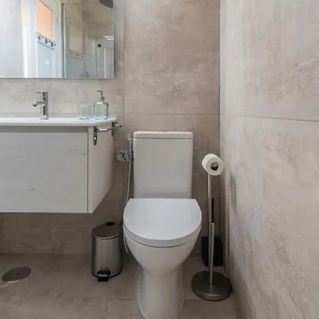 Stunning 3bdr Flat With Balcony & Ac By Lovelystay *