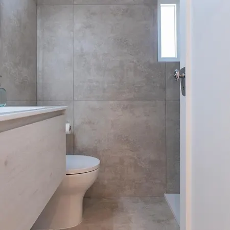 Stunning 3bdr Flat With Balcony & Ac By Lovelystay كاسكايس