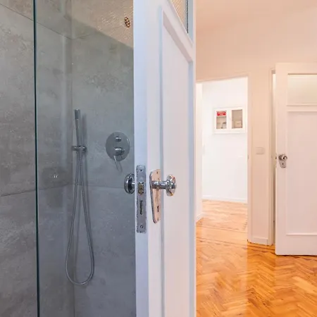Stunning 3bdr Flat With Balcony & Ac By Lovelystay
