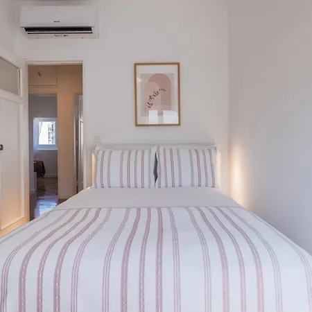 Stunning 3bdr Flat With Balcony & Ac By Lovelystay
